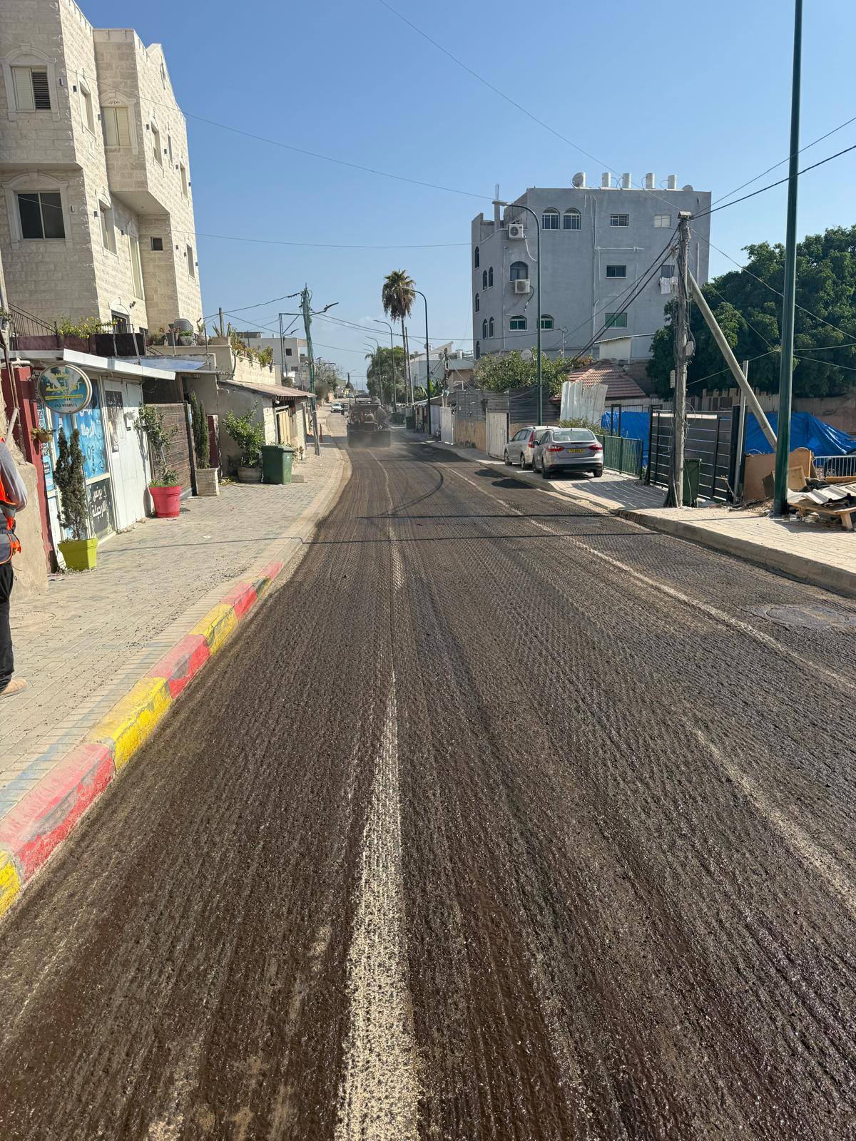 بفضل الله وبجهود مباركة تم إنجاز تزفيت الطبقة الأخيرة لشارع تواصل الزور وعمر بن الخطاب ودوار الطواحين .