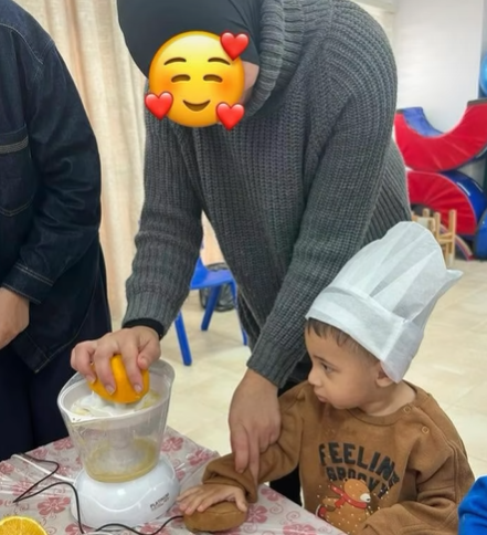 تلخيص اللقاء الثاني – “نحضّر سلطة الفواكه ونعصر البرتقال” في إطار سلسلة اللقاءات المخصّصة للأطفال من عمر سنة ونصف حتى ثلاث سنوات برفقة أهاليهم