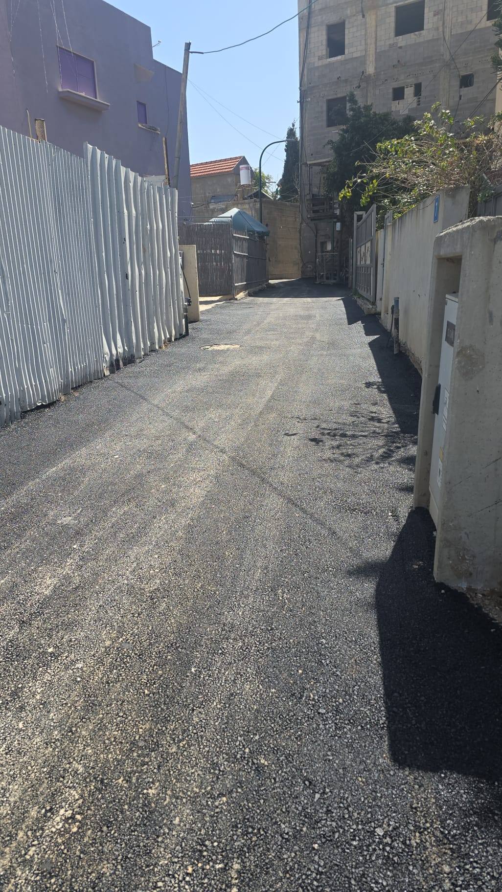 بفضل الله وثم بجهود مباركة وطيبة ورغم تحديات الحرب قمنا بتعبيد وتطوير  عدة ازقة وشوارع لإتاحتها للسكان  وتسهيل دخولهم الى بيوتهم